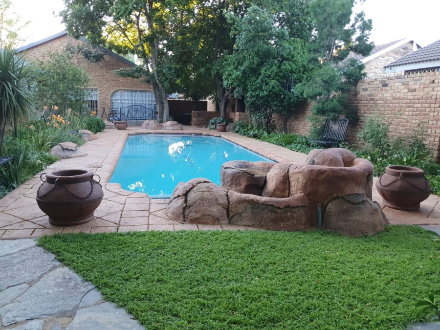 6 Bedroom Property for Sale in Flimieda North West